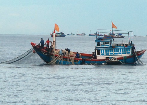 Radio Voice of Vietnam supports fisherman in Quang Ngai province to build new ship - ảnh 1